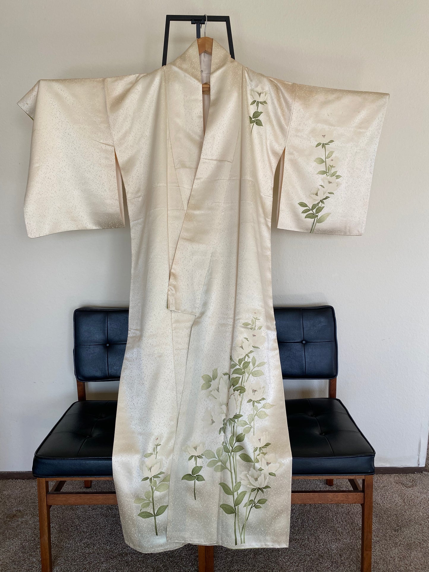 Vintage 100% Silk Kimono – Cream with White Blossoms & Sage Leaves