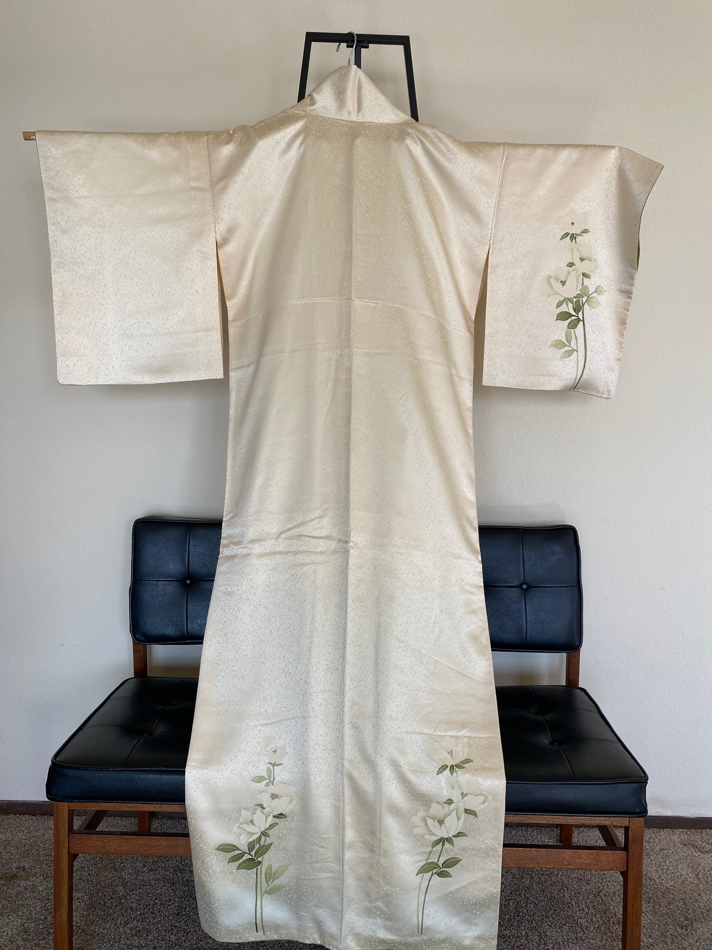 Vintage 100% Silk Kimono – Cream with White Blossoms & Sage Leaves