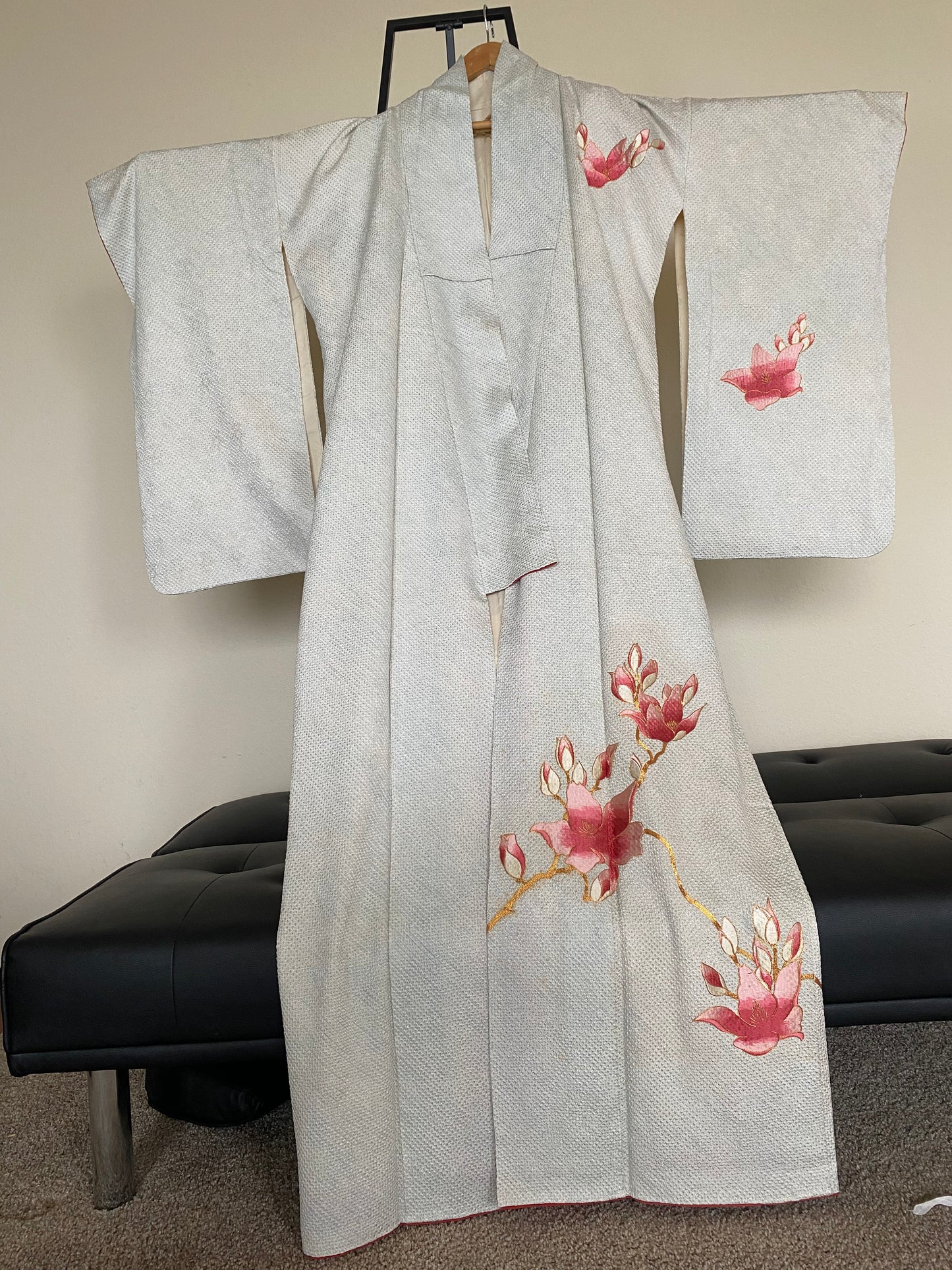 Vintage 100% Silk Kimono – White with Hand-Painted Pink Magnolia Blossoms
