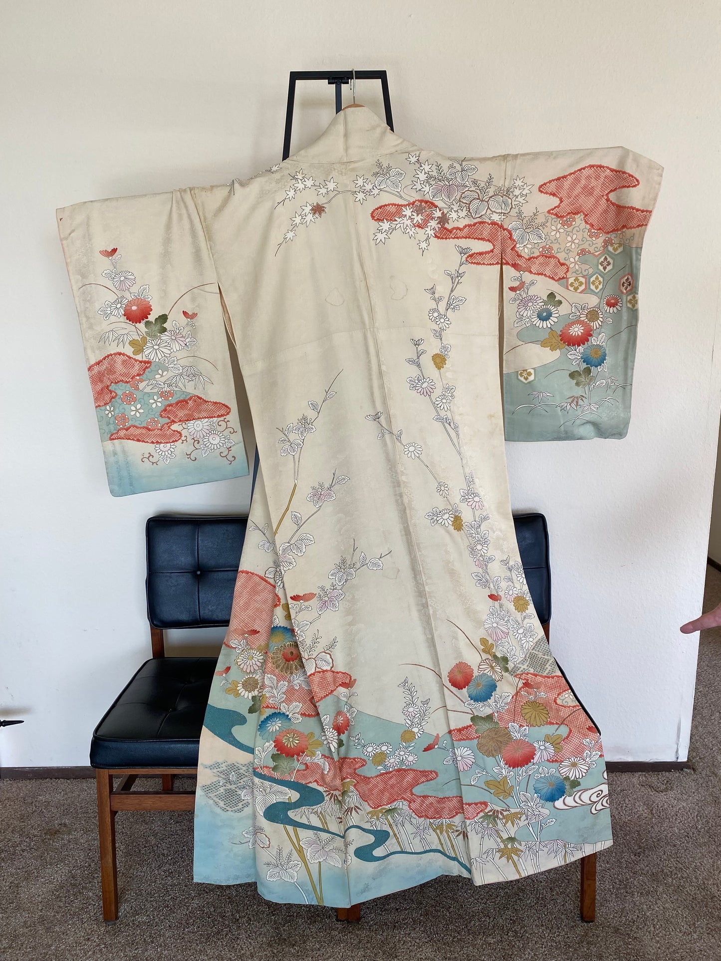 Vintage 100% Silk Kimono – Ivory with Misty Pines & Chrysanthemum Stream