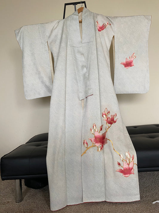 Vintage 100% Silk Kimono – White with Hand-Painted Pink Magnolia Blossoms
