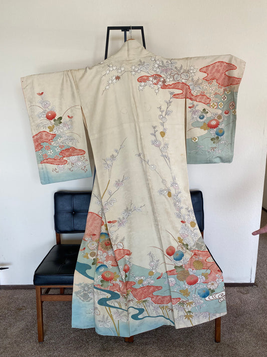Vintage 100% Silk Kimono – Ivory with Misty Pines & Chrysanthemum Stream