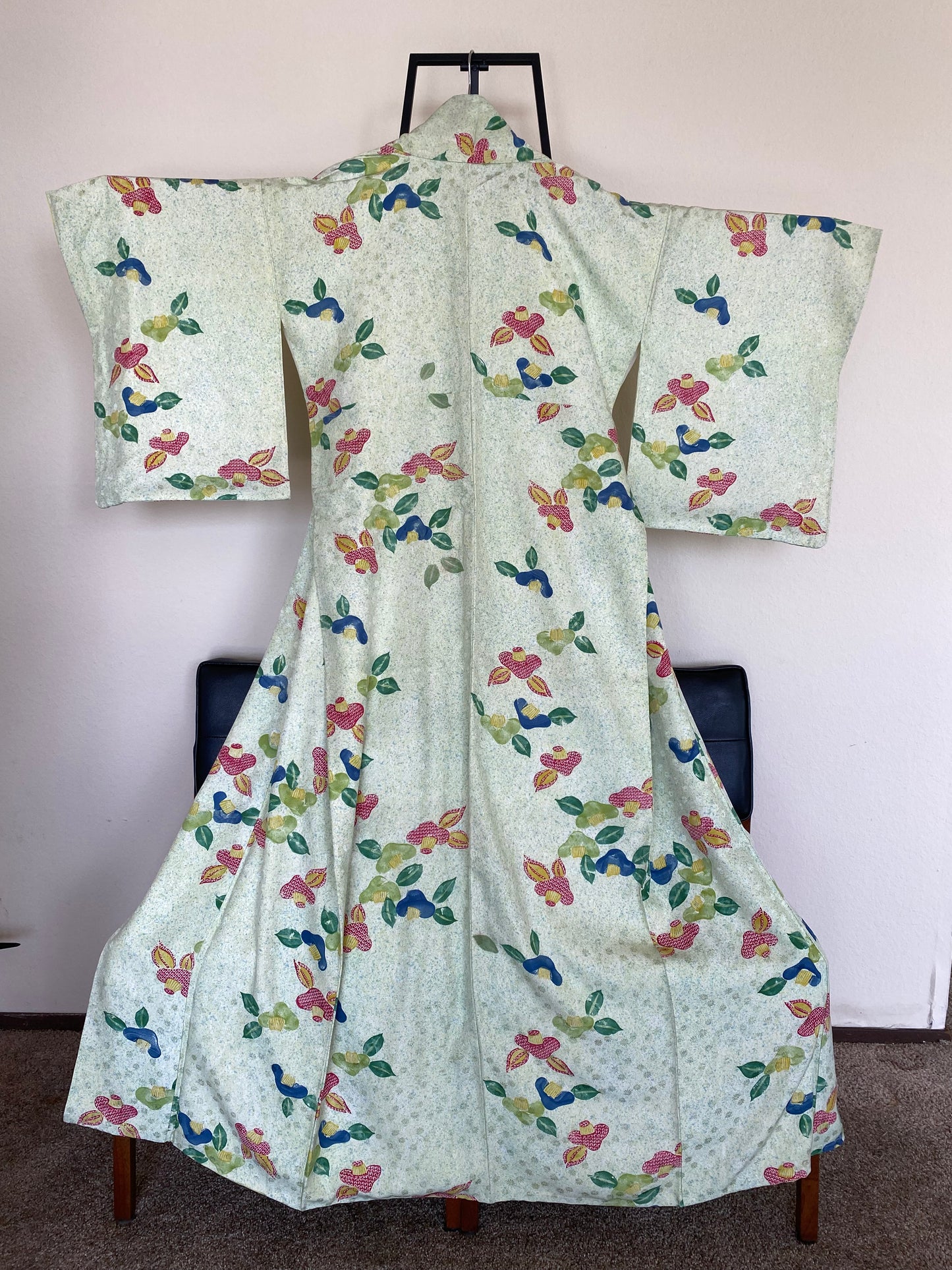 Vintage Light Green Kimono with Playful Floral Motif